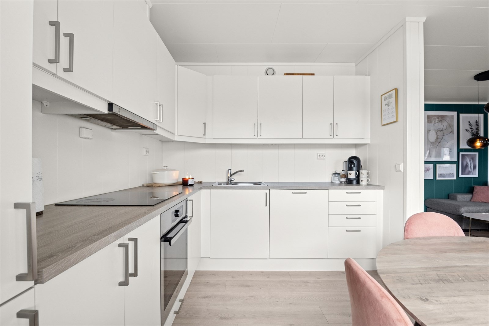 Kjøkkenet fremstår som romslig med åpen løsning. Her kan man nyte gode matlagingsopplevelser. Galleribilde