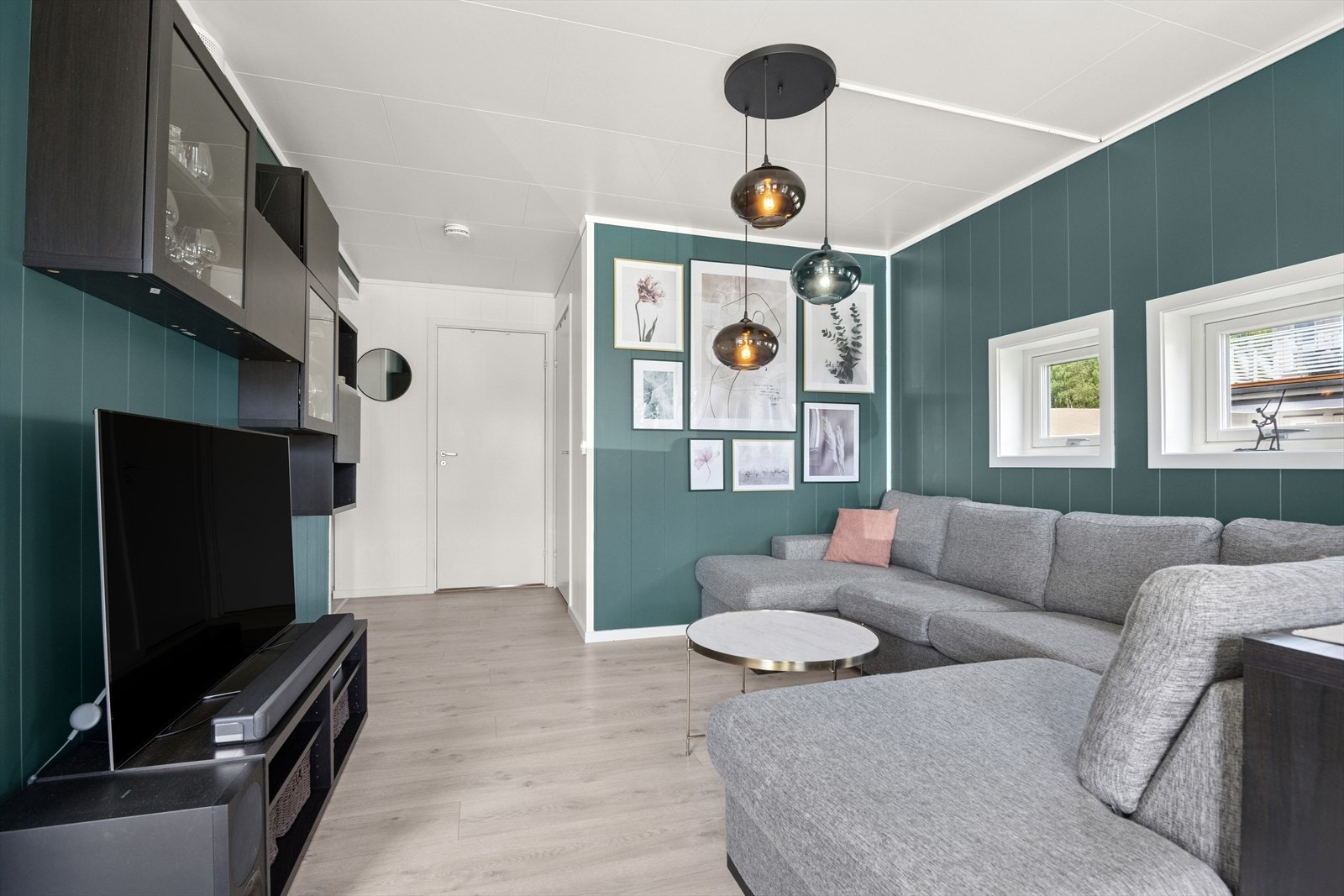 Åpen og lun stue med oppbevaring. Galleribilde