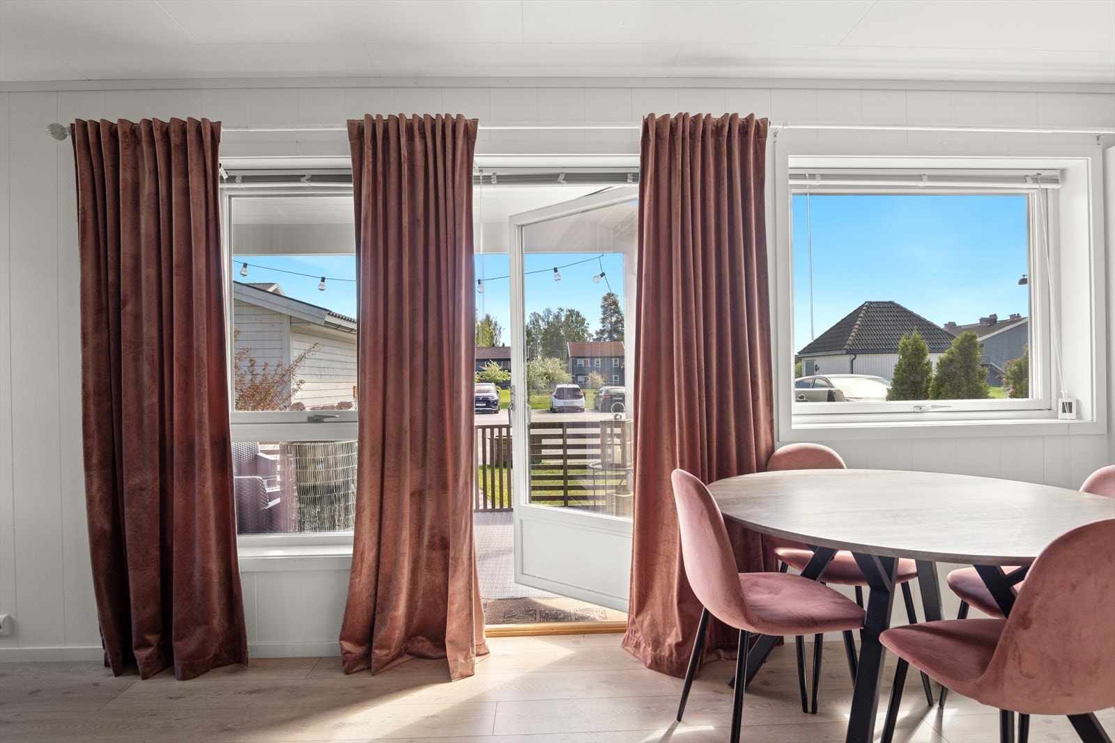 Store flotte vindusflater/terrassedør som slipper inn rikelig med lys. Galleribilde