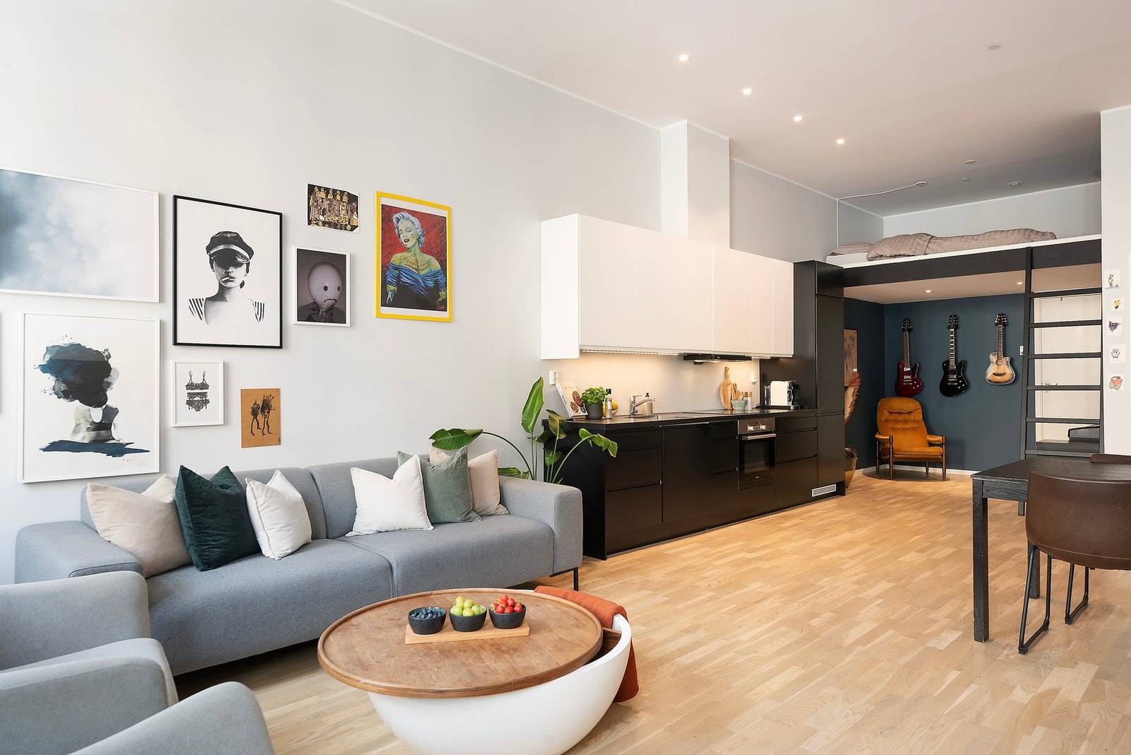 Kjøkkenet er praktisk tilpasset med åpenhet til stuen Galleribilde