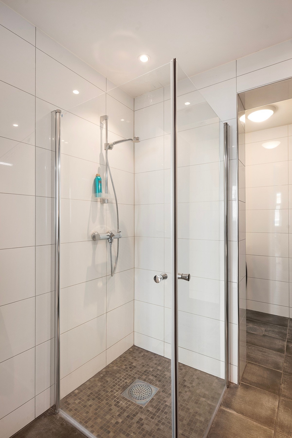 Dusjhjørne, flislagt og moderne Galleribilde