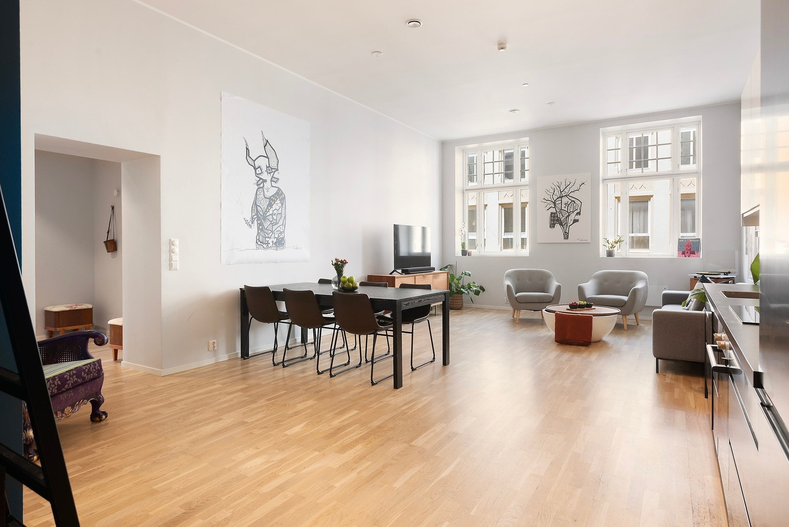 Flott lys slipper inn via store vinduer Galleribilde