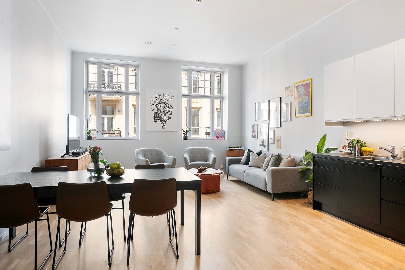 God plass til spisestue og salong, høye og stilige vinduer Galleribilde