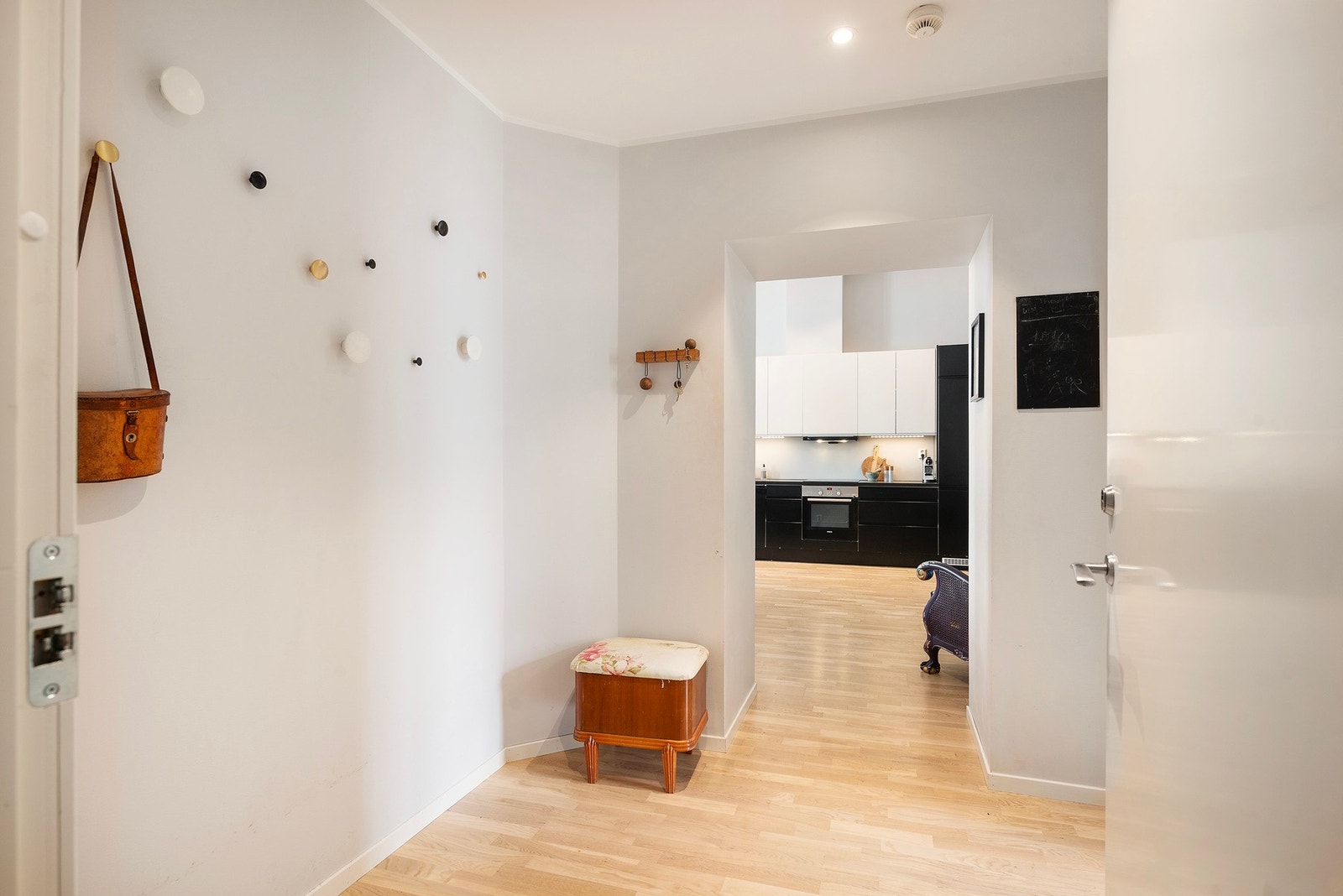 Velkommen inn i en lekker, moderne leilighet Galleribilde