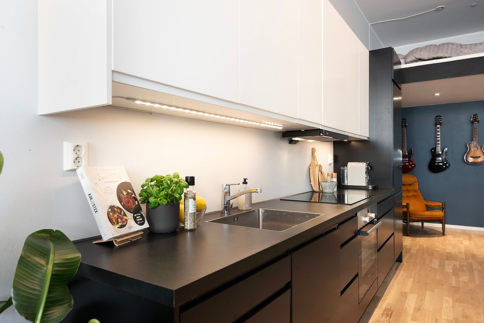 Kokkens lille drømmekjøkken med integrerte hvitevarer Galleribilde