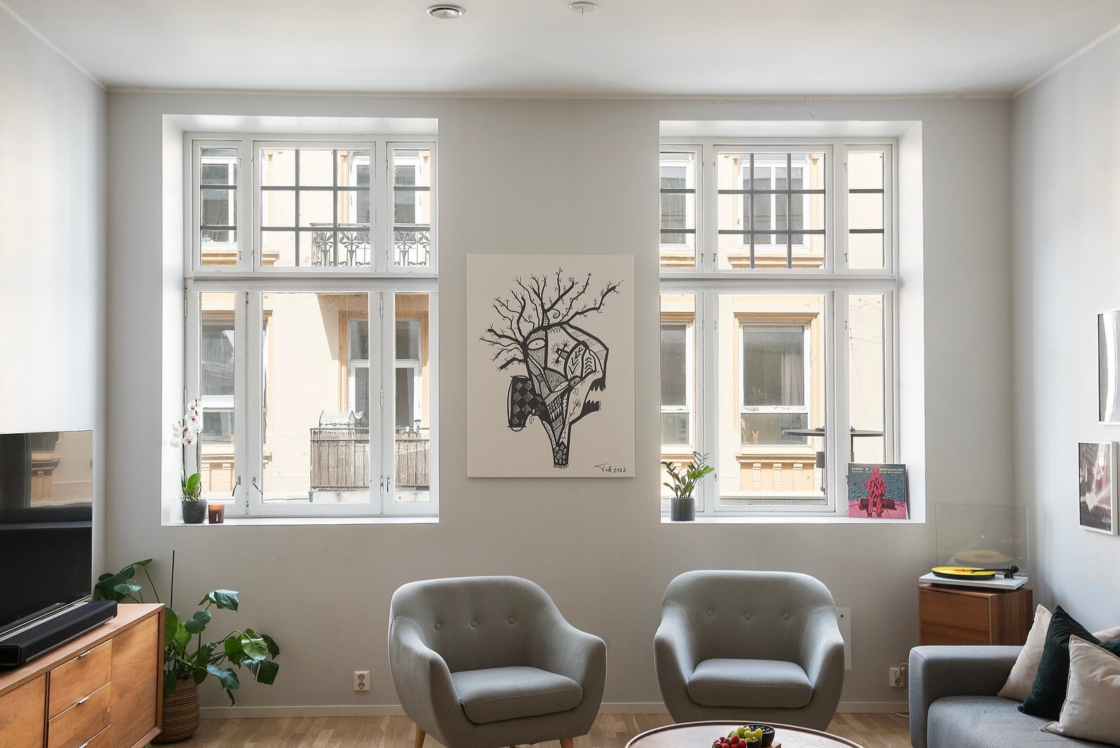 Ut fra stuen ligger Rådhusgaten som er en rolig sentrumsgate på kveldstid Galleribilde