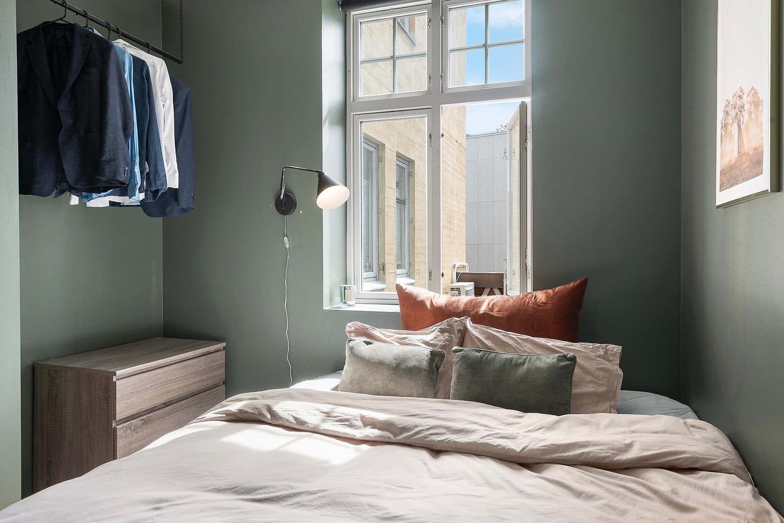 Soverommet har også klassiske, høye vinduer. Plass for garderobeskap. Galleribilde