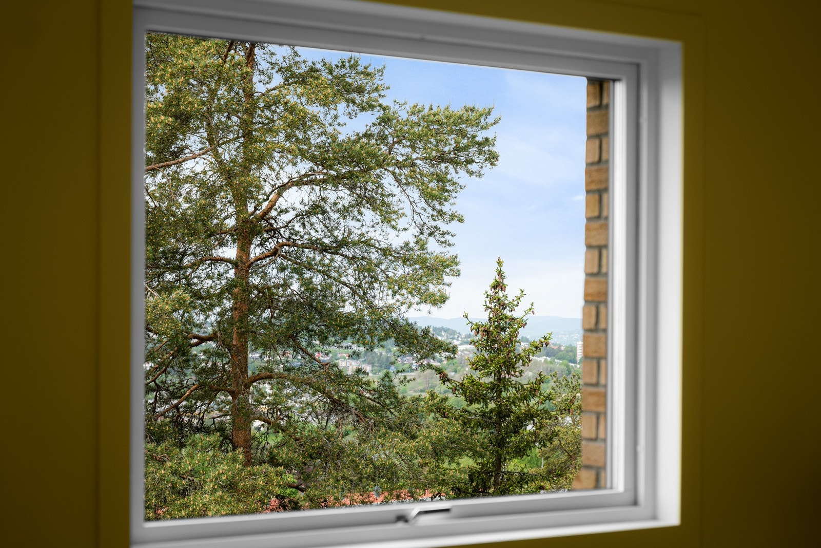 Leiligheten har en god intern beliggenhet i 3.etasje, i et tilbaketrukket og attraktivt nabolag. Galleribilde