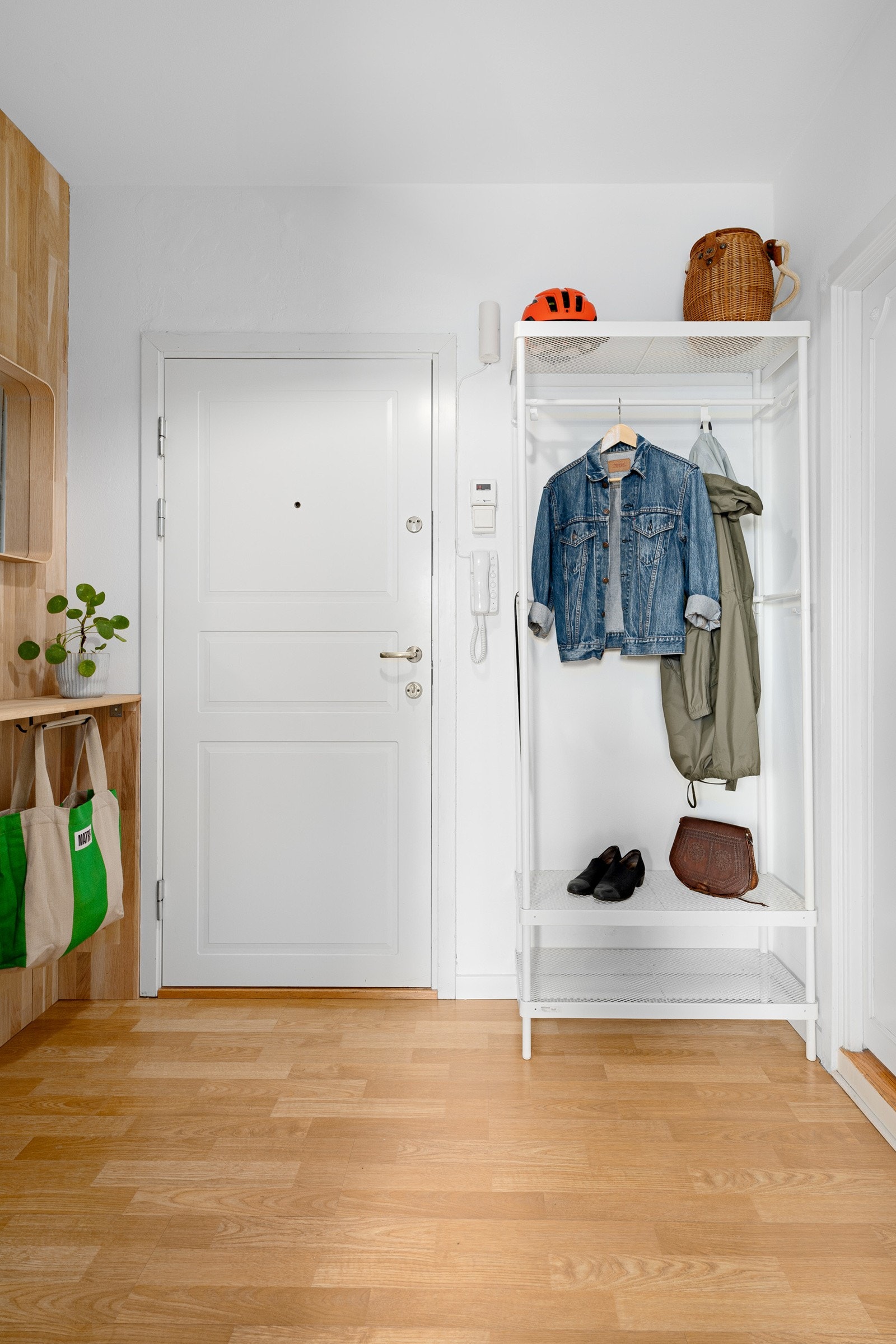 Innbydende entré som gir et godt førsteinntrykk av leiligheten. Galleribilde