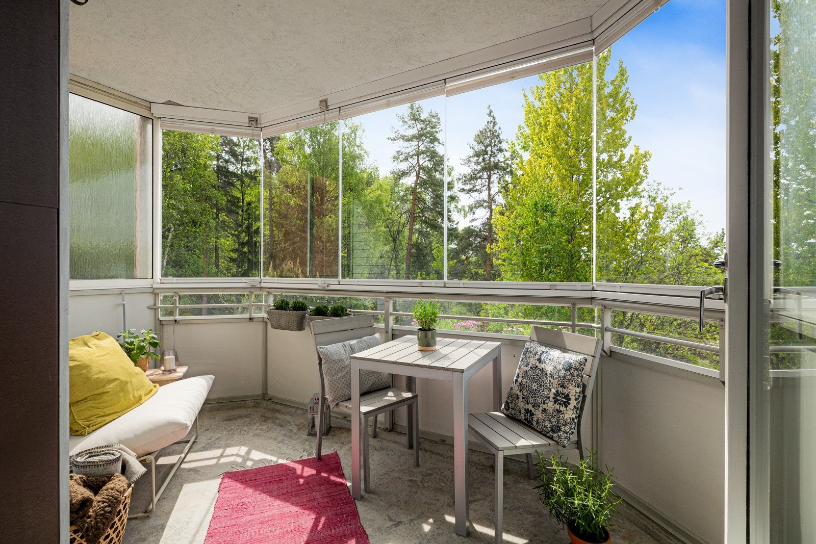 Fra stuen er det utgang til en hyggelig innglasset balkong. Galleribilde
