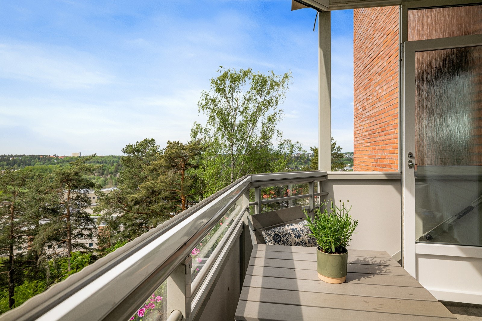 Balkongen vender mot sør og byr på gode solforhold. Galleribilde
