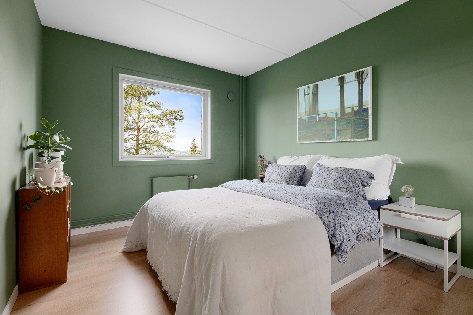 Leiligheten har et luftig og fint soverom som vender mot fredelige omgivelser. Galleribilde