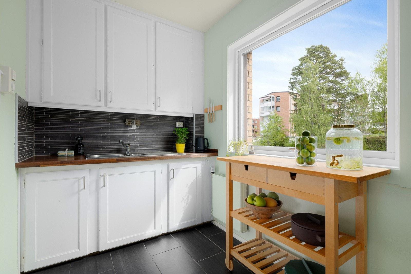 Leiligheten har et praktisk kjøkken i eget rom. Galleribilde