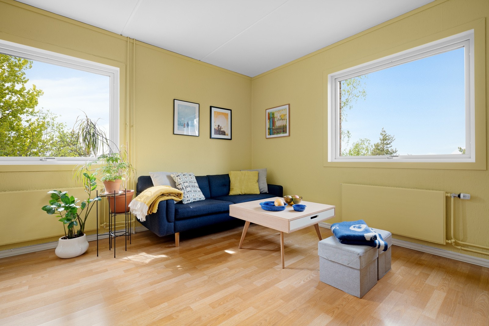 Store vindusflater fra flere kanter slipper inn rikelig med naturlig lys, og skaper en luftig og god romfølelse. Galleribilde