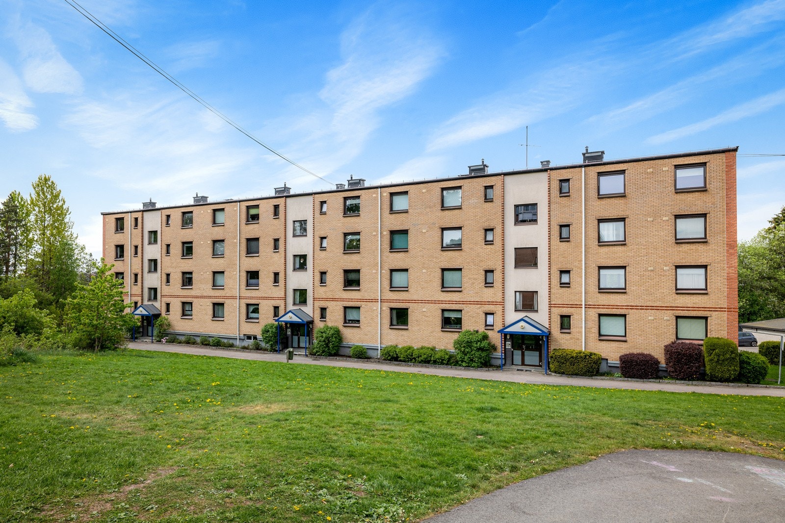 God beliggenhet med nærhet til dagligvarebutikk og t-bane. Galleribilde