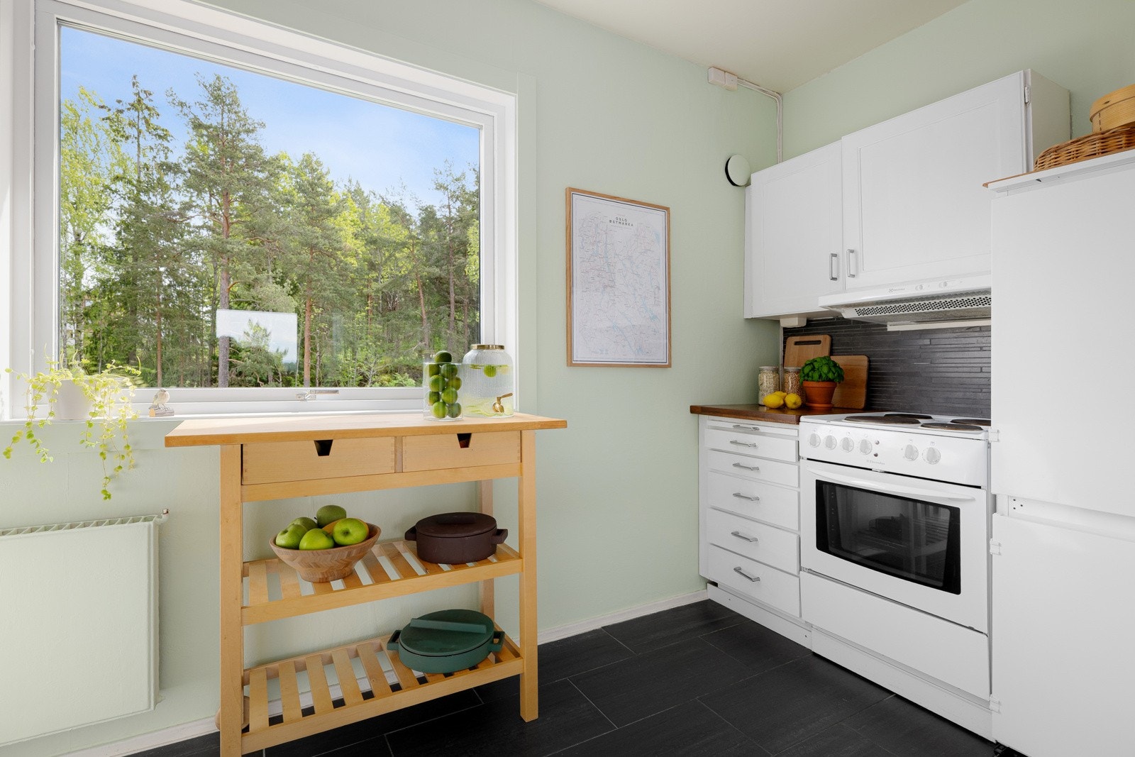 Kjøkkenet er utstyrt med frittstående hvitevarer som medfølger handelen. Galleribilde