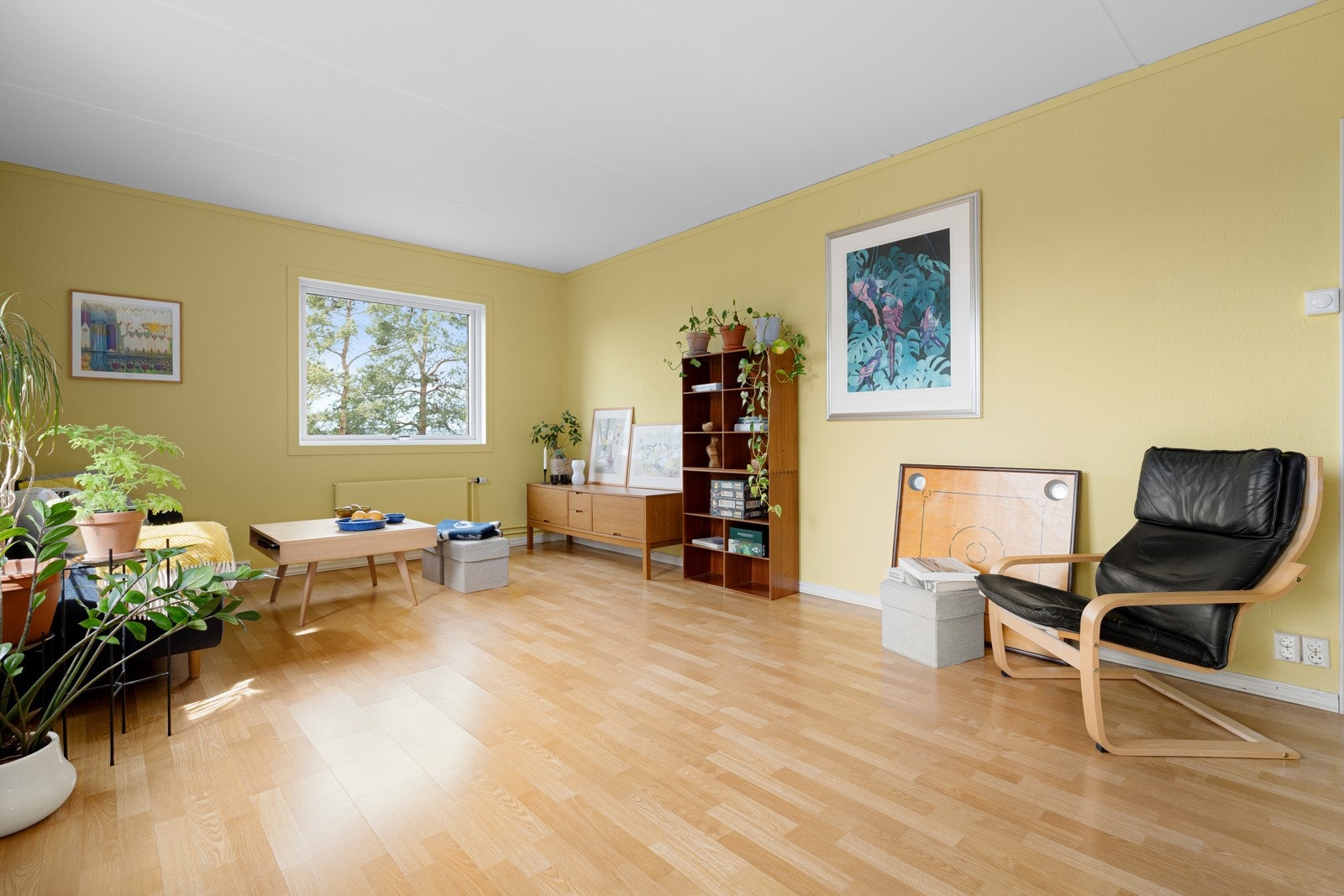 God plass til sofagruppe med tilhørende møblement, tv-seksjon og spisebord. Galleribilde