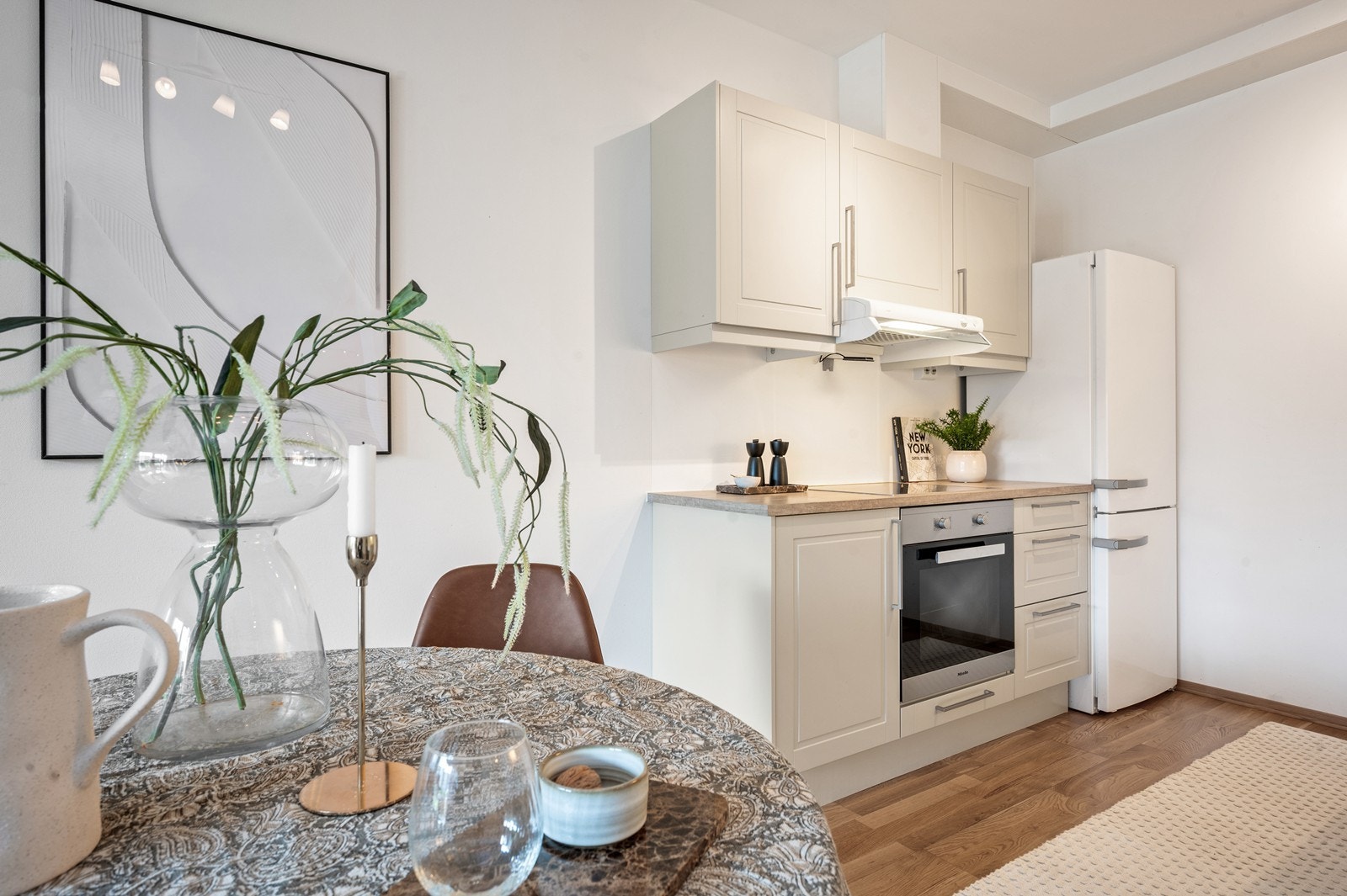 Kjøkken med integrert komfyr, platetopp og oppvaskmaskin. Galleribilde