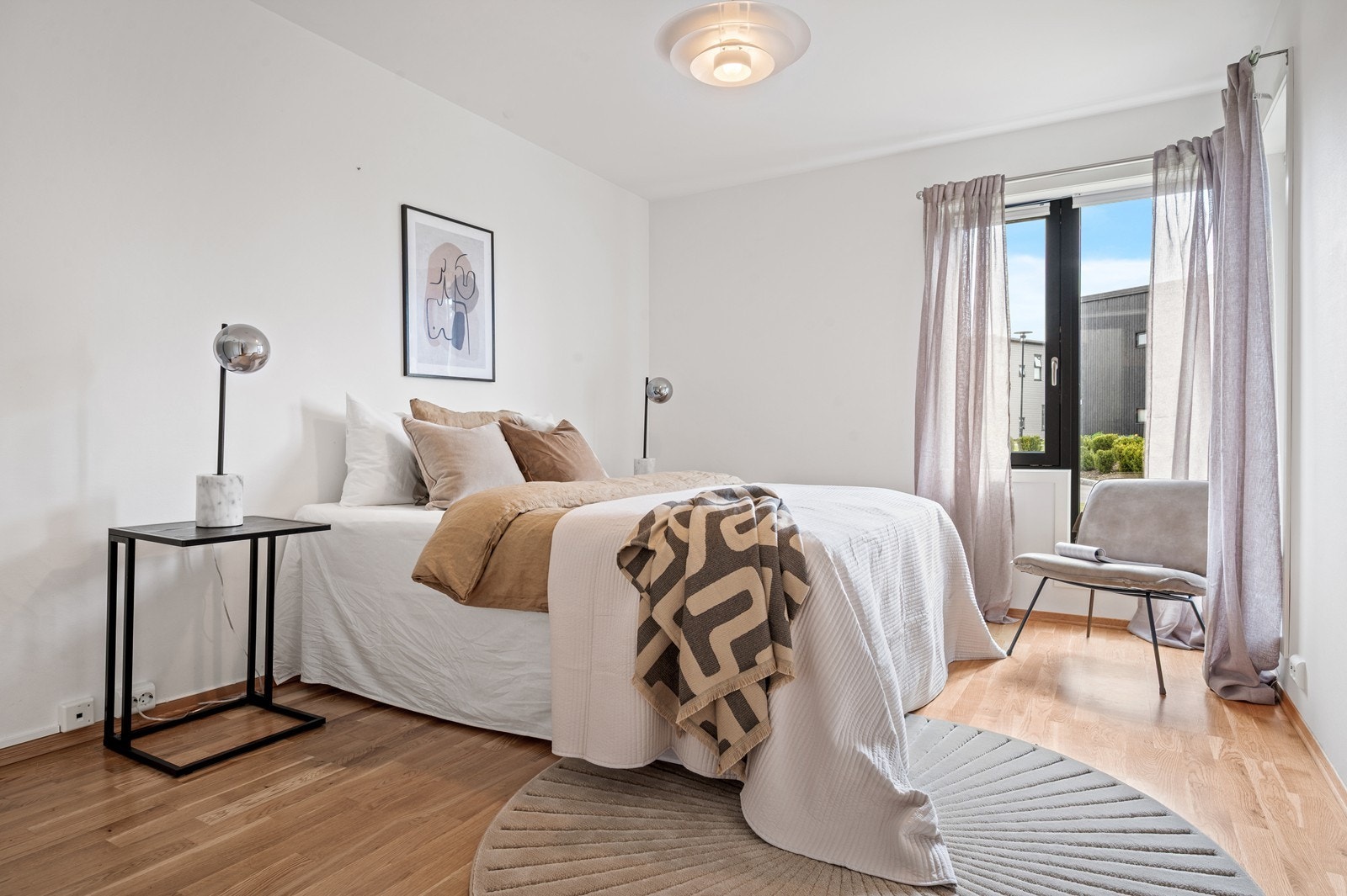 Stort og lyst soverom Galleribilde