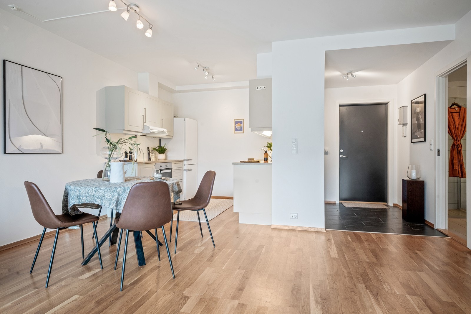 God plass til spisebord ved kjøkken Galleribilde