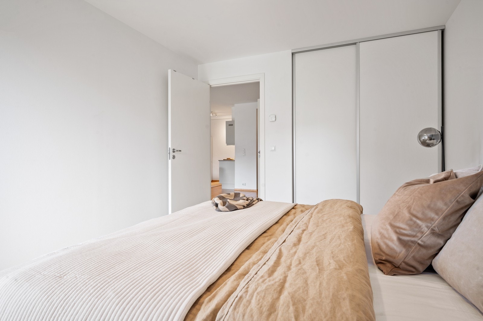 Soverom har innebygget skyvedørsgarderobe Galleribilde