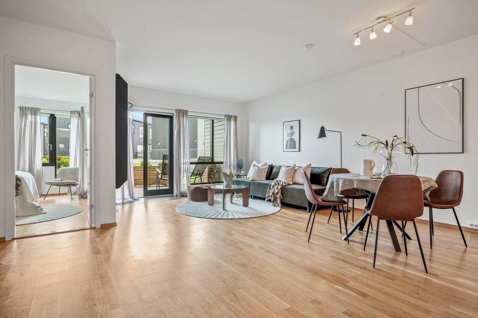 Leiligheten ligger i 1, etasje med solrik terrasse og uteplass Galleribilde