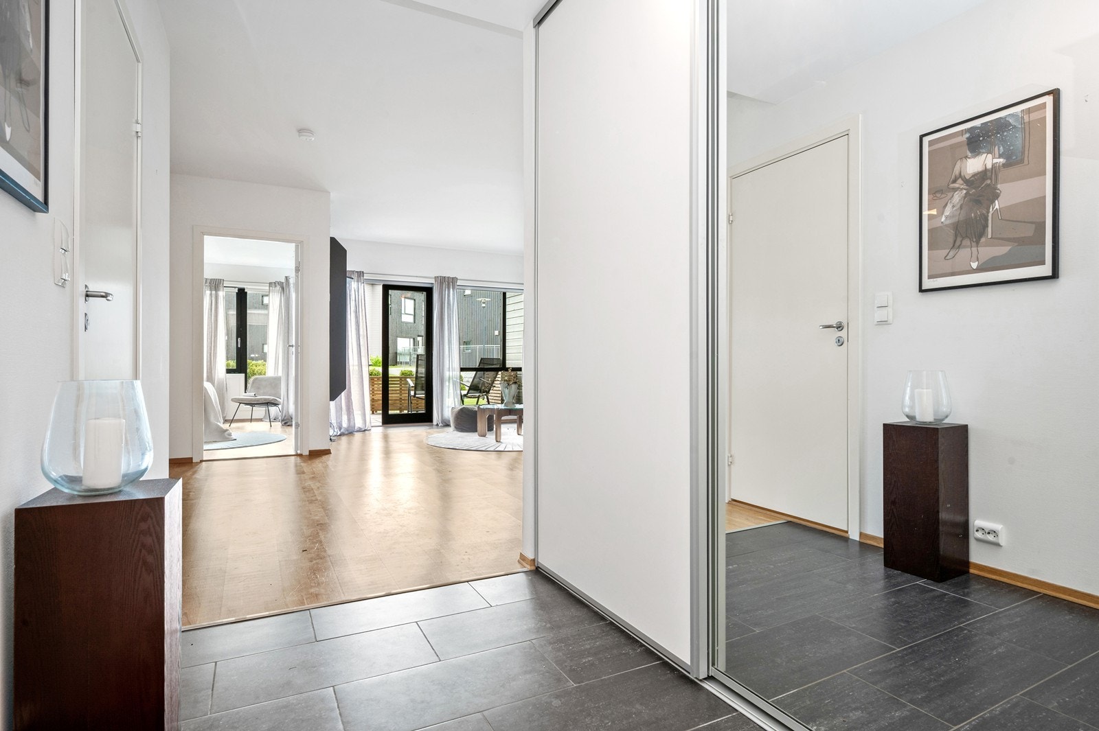 Flislagt entré med skyvedørsgarderobe for yttertøy Galleribilde