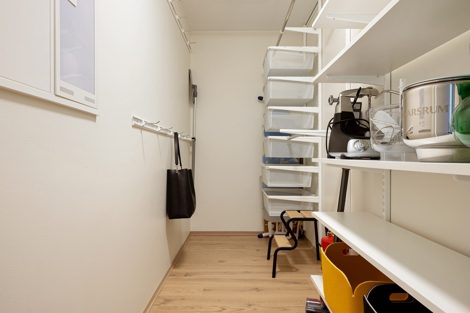 Innvendig bod og teknisk rom. Dette ligger mellom soverom og bad med inngang fra entré. Kan også benytte som walk-in garderobe. Galleribilde