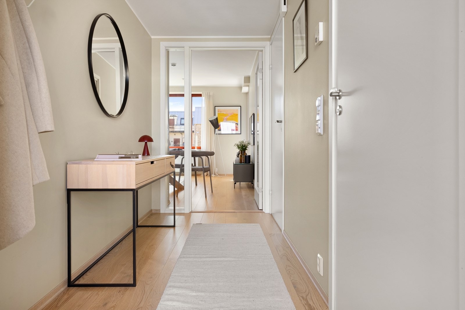 Romslig og innbydende entré. Det er her som i resten av boligen malt med delikate toner som gjør det enkelt for ny eier å flytte rett inn. Galleribilde