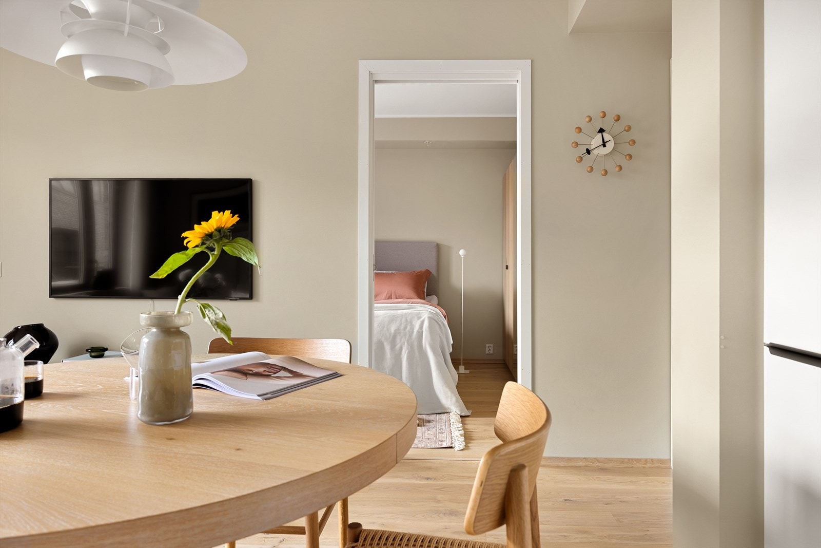 Fra stue er det tilkomst til boligens romslige soverom. Galleribilde