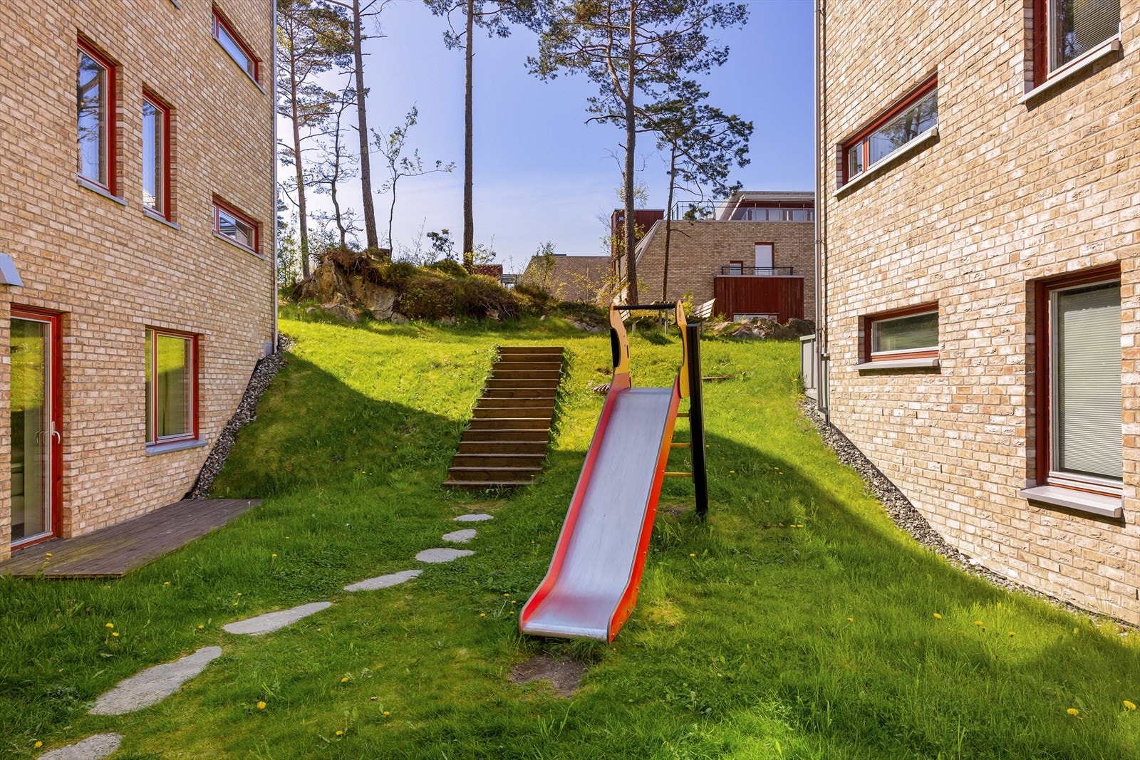 Boligfeltet har flere lekeplasser så vel som benker mellom alle blokkene. Dette kan beboerne nytte fritt. Galleribilde