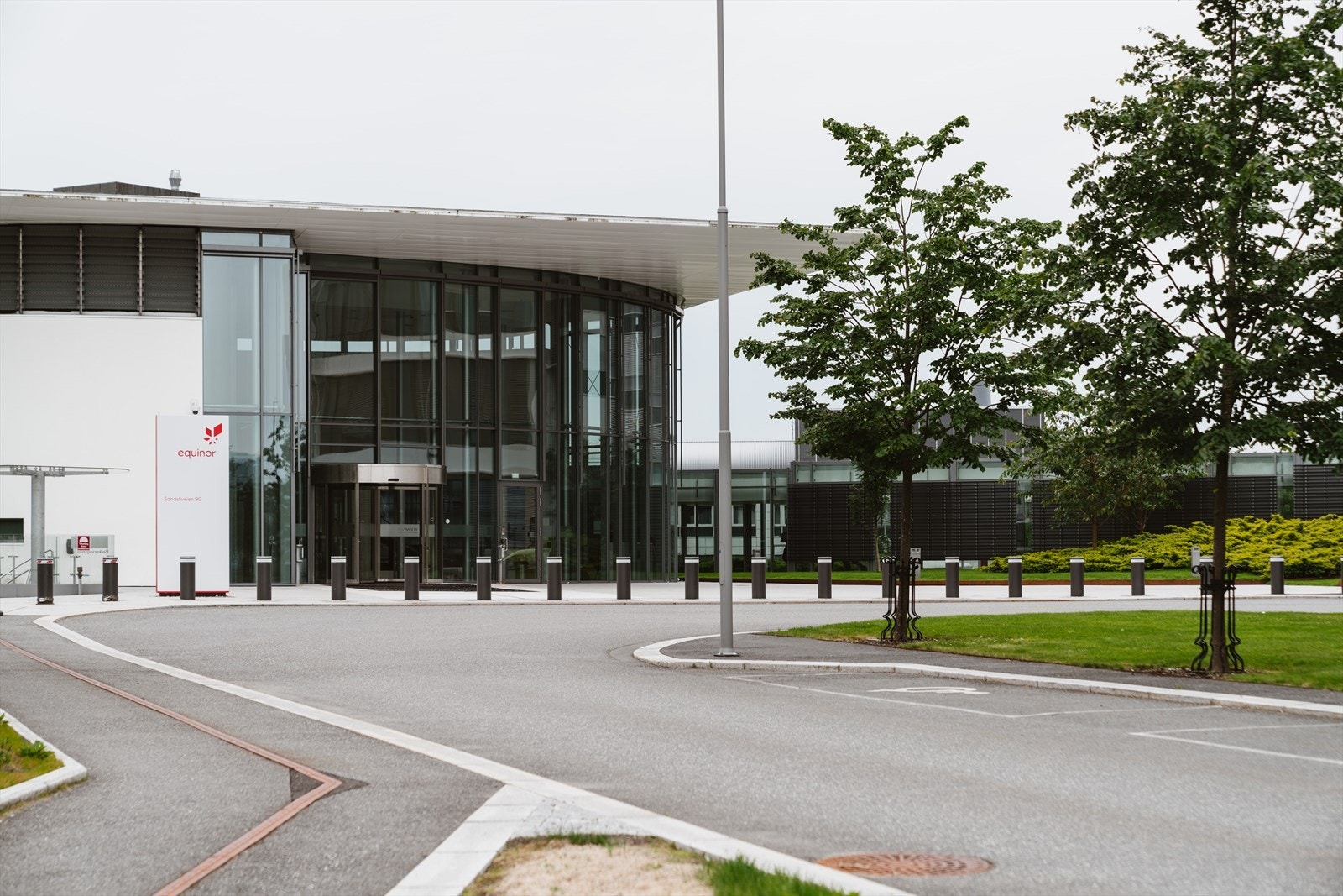 Det kan også nevnes at boligen ligger sentralt i forhold til flere arbeidsplasser på Sandsli, Kokstad og Flesland. Galleribilde