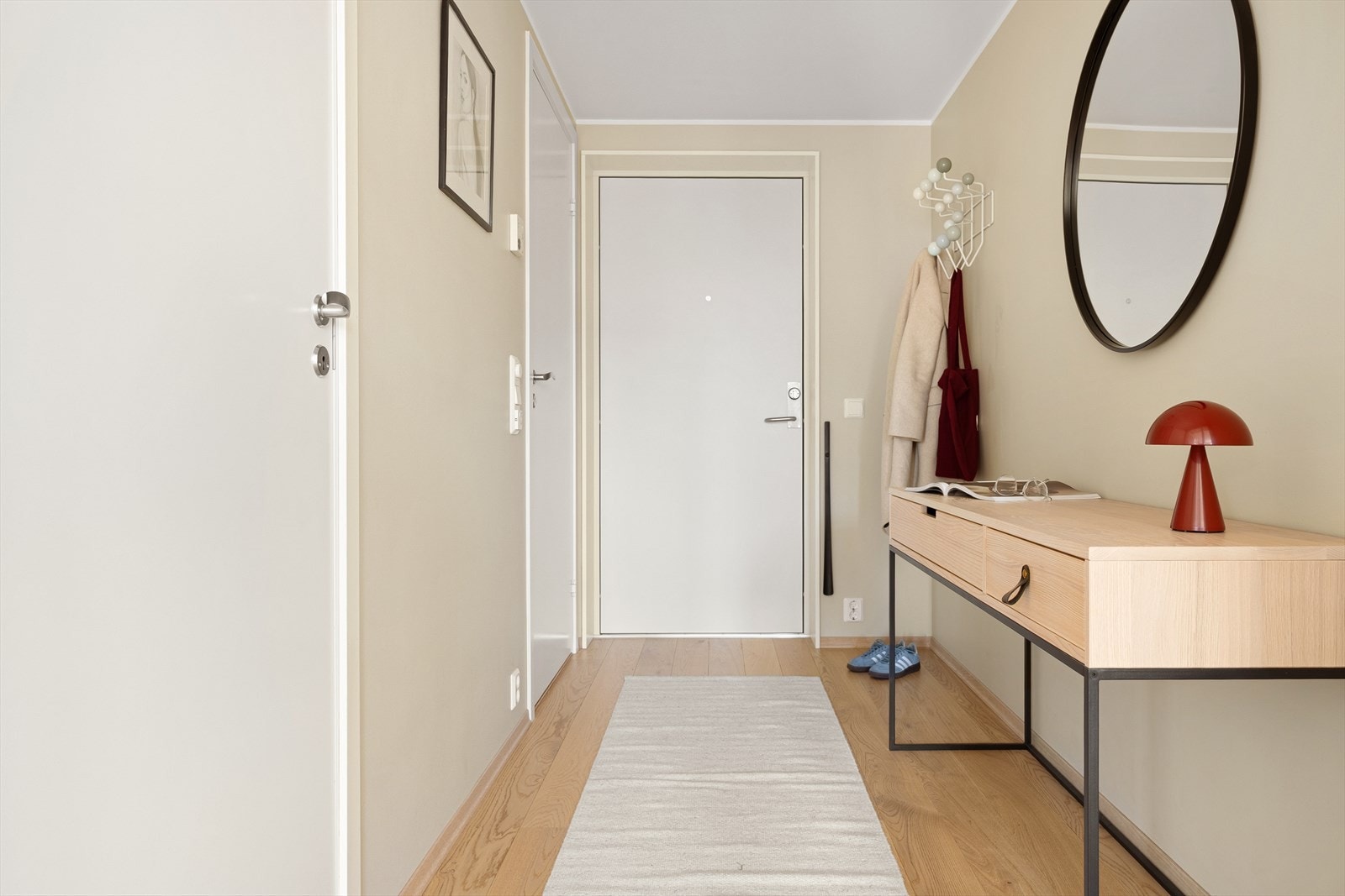 Fra gang/entré har man tilkomst til leilighetens tekniske rom, samt baderom. Galleribilde