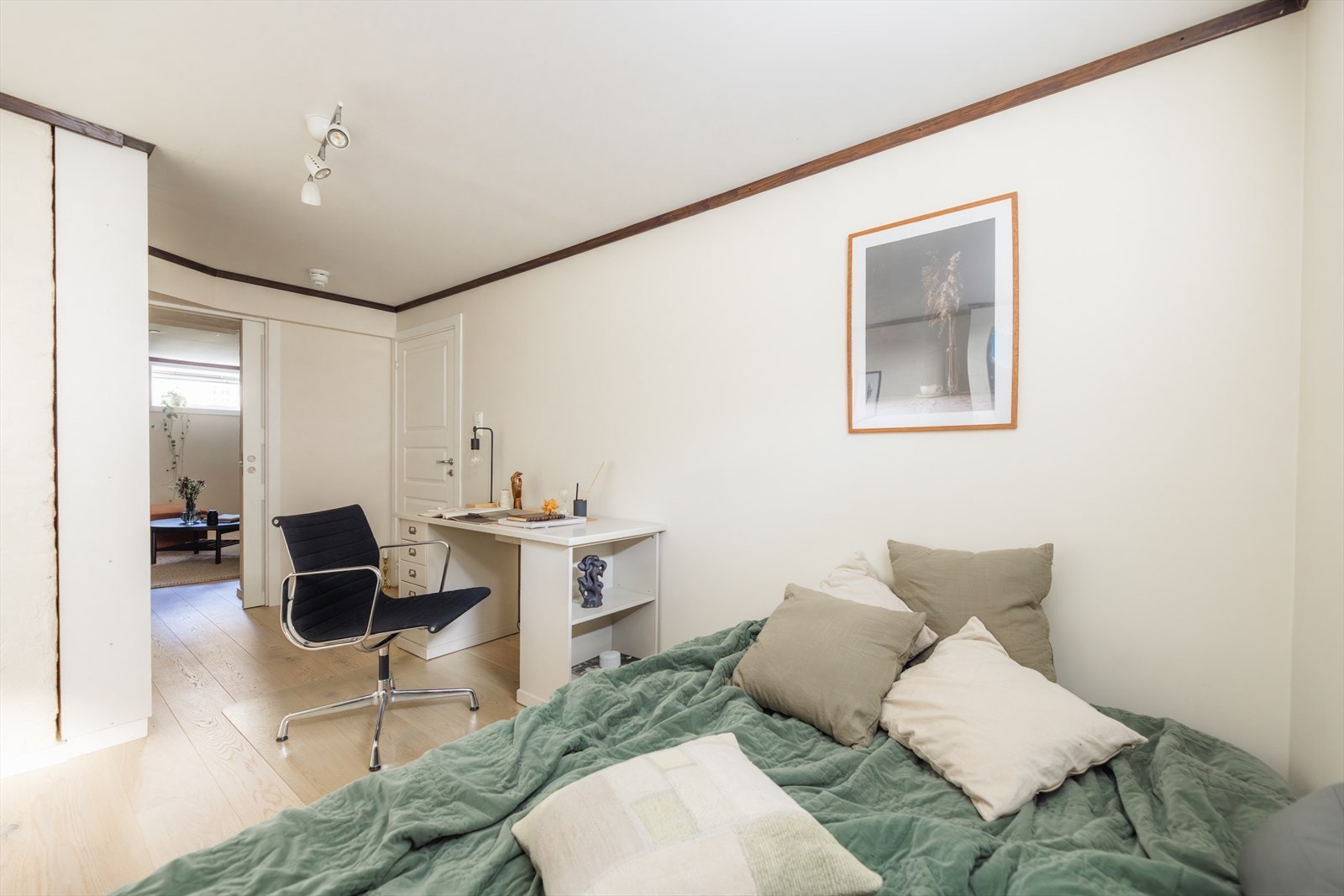 - Rommet har god størrelse som gir god plass til dobbeltseng og kontorpult - Galleribilde