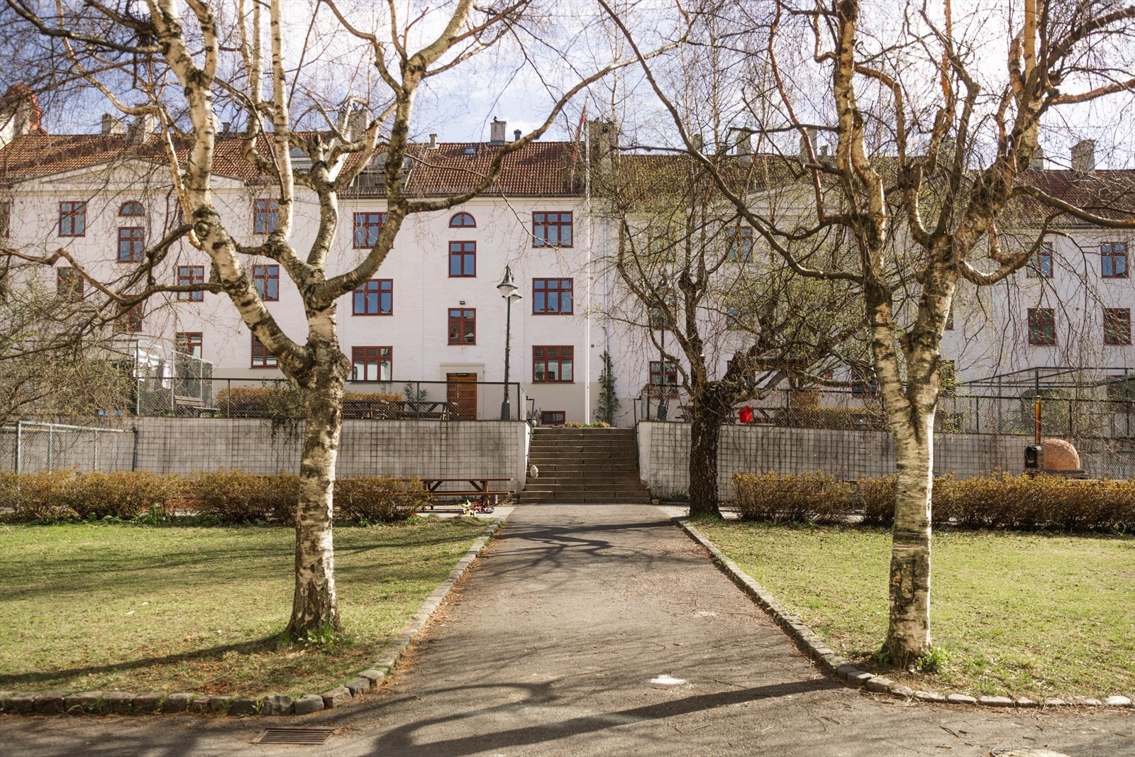 - Gården ligger høyt og fint til, med utsikt over byen. Fasaden ble totalrehabilitert i 2022 - Galleribilde