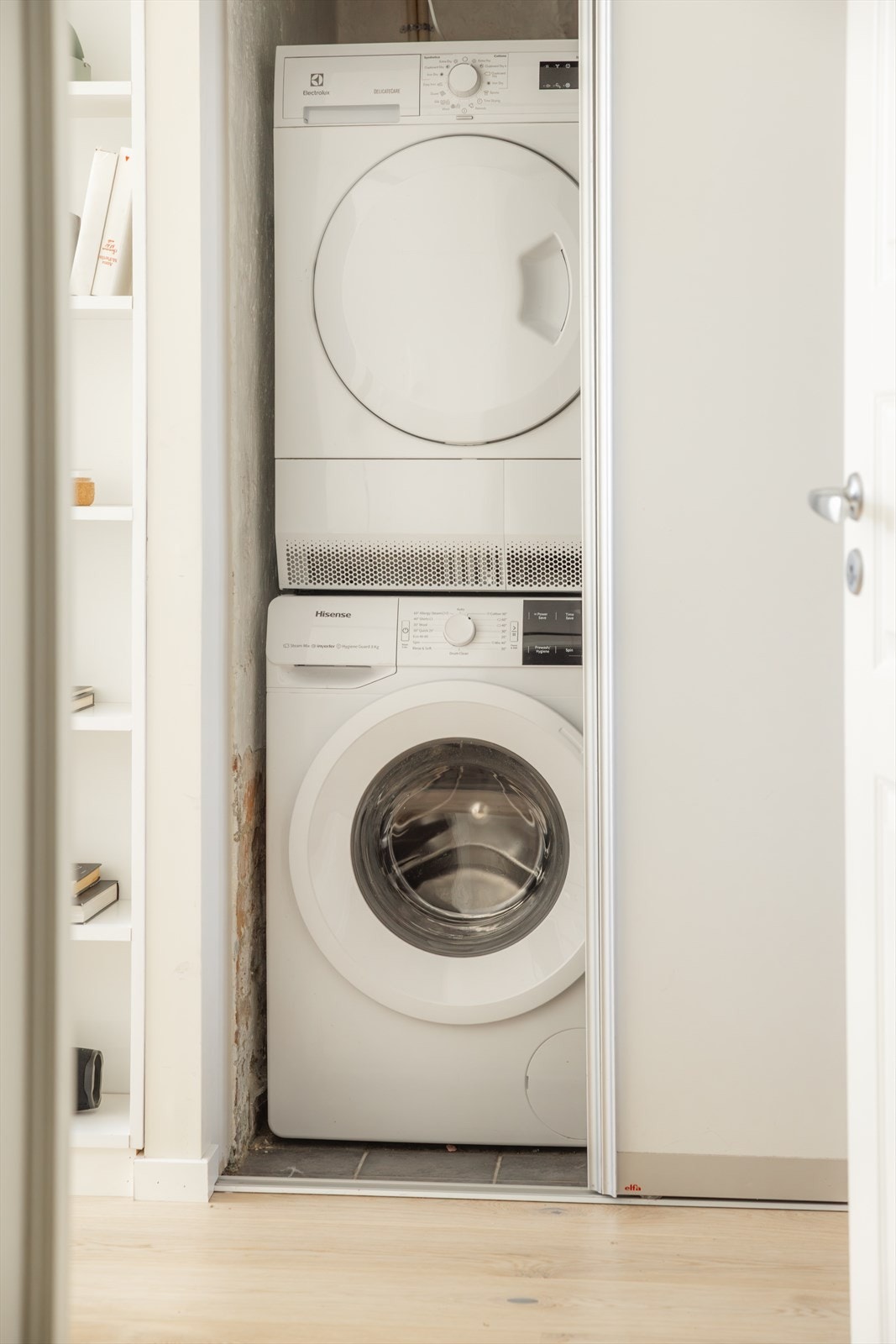 - Vaskeromsnisje praktisk plassert mellom kjellerstue og soverom - Galleribilde