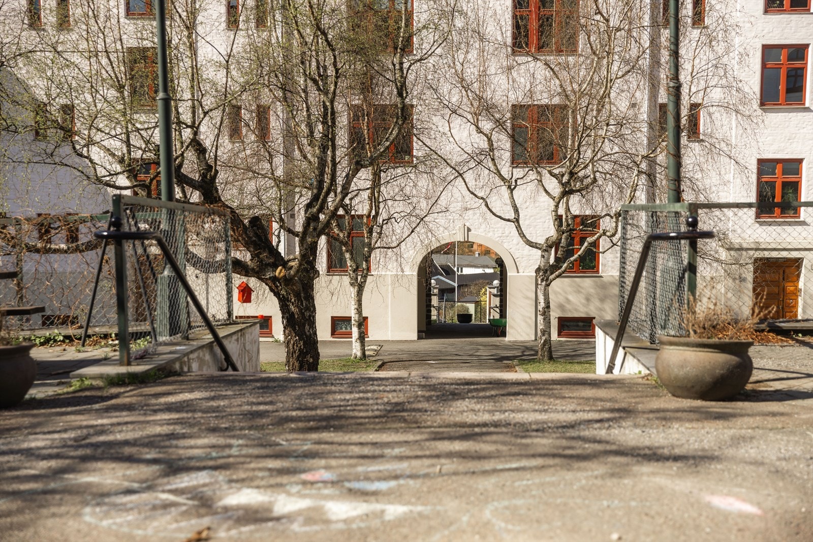 - Borettslaget har store, flotte og svært pent opparbeidede uteområder med plen, trær, busker, sittegrupper, lekeområder for barn og sykkelstativ - Galleribilde