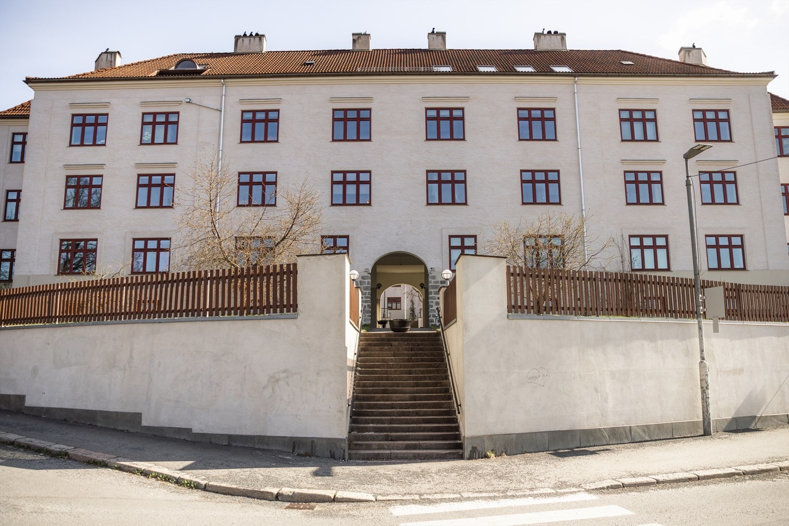 - Leiligheten er meget attraktivt og sentralt plassert i denne flotte klassiske bygården på Rosenhoff. Det er en tilbaketrukket og rolig beliggenhet i en gate med lite gjennomgangstrafikk - Galleribilde