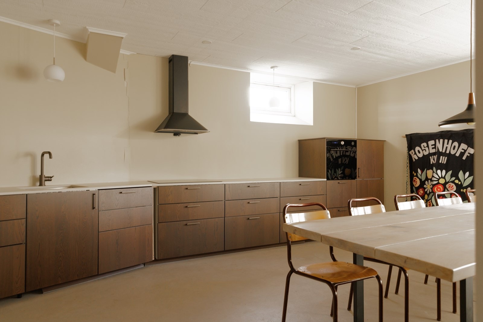 - Beboerne har mulighet til å leie et nytt felleslokale "Rosenhoffstua" til aktiviteter på dag- og kveldstid. Den ble renovert i 2024 og er utstyrt med et svært flott kjøkken med et 3 meter langt kjøkkenbord - Galleribilde