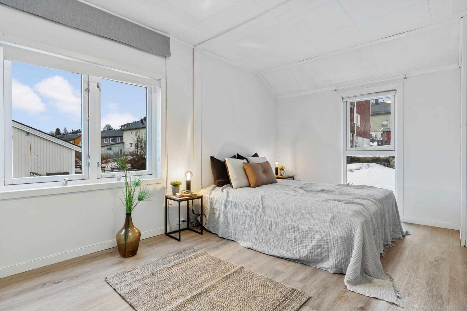 Soverom 1. Dette rommet er romslig, og har plass til stor garderobe. Galleribilde