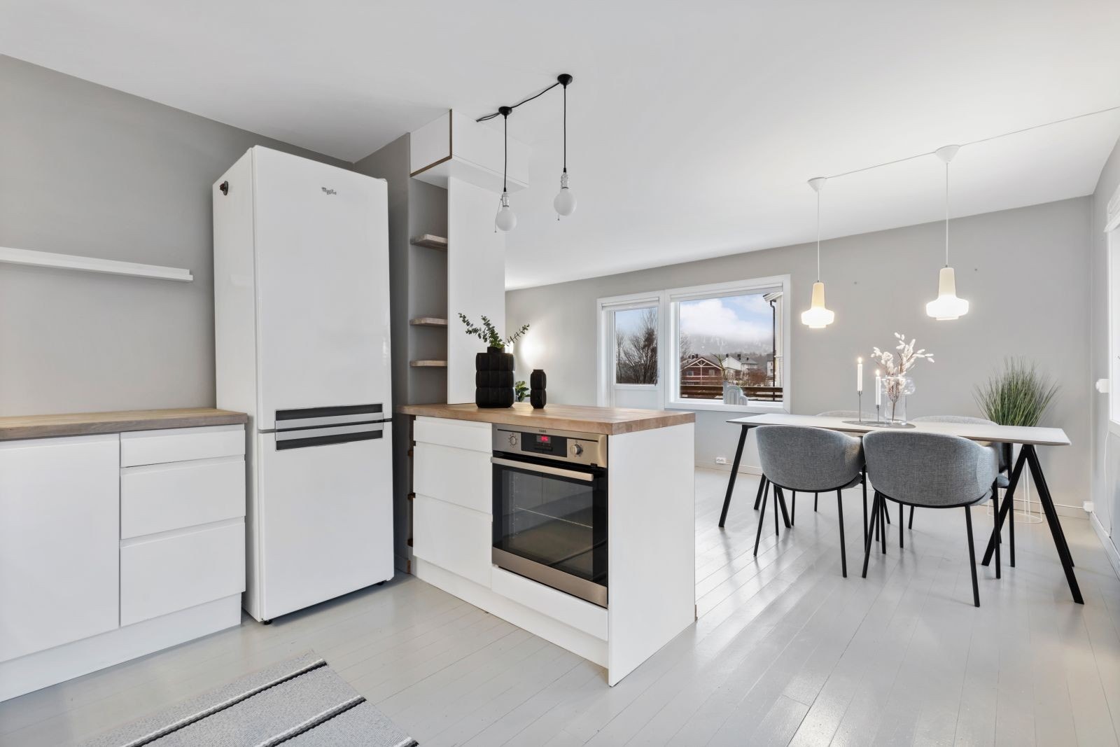 Fra kjøkkenet mot spisestuen. Galleribilde