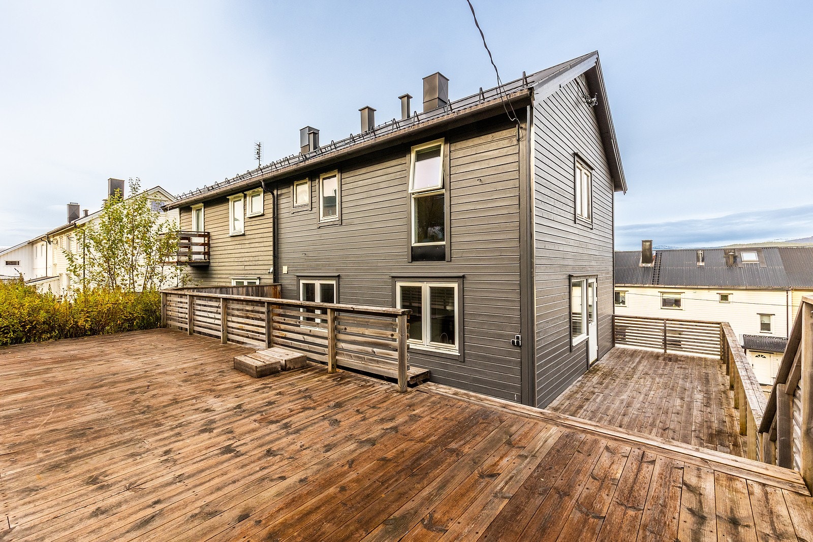 Terrasse. Boligen spenner seg over 3-plan. Galleribilde