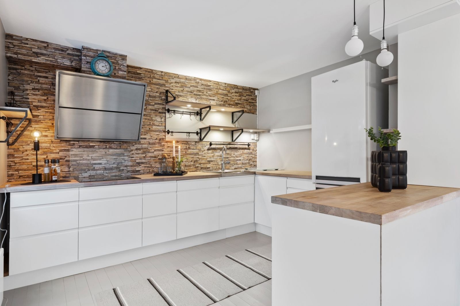 Pent og stort kjøkken med hvitevarer. Galleribilde