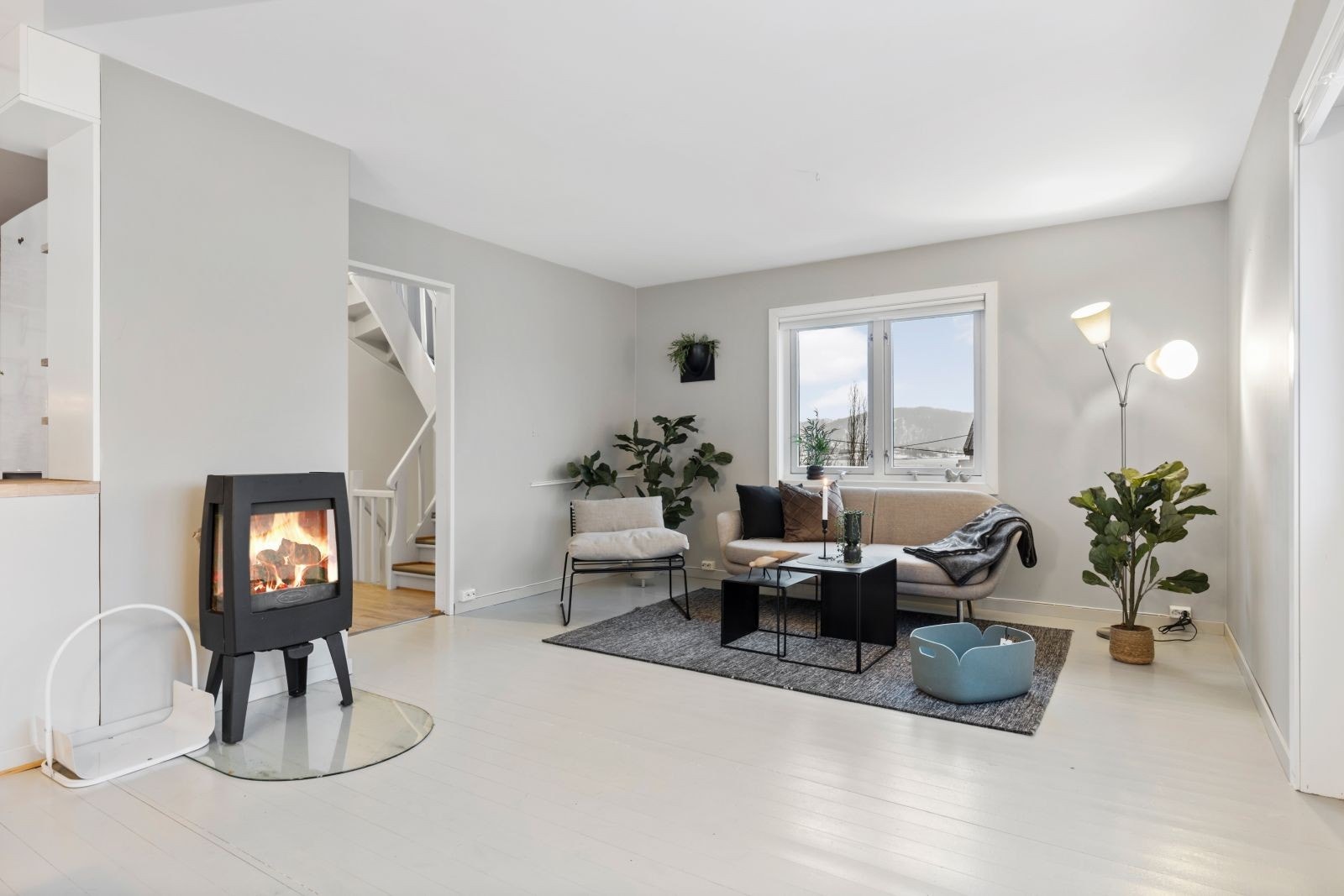 Det gamle tregulvet har blitt tatt vare på, og er malt i en lys, fin farge. Galleribilde