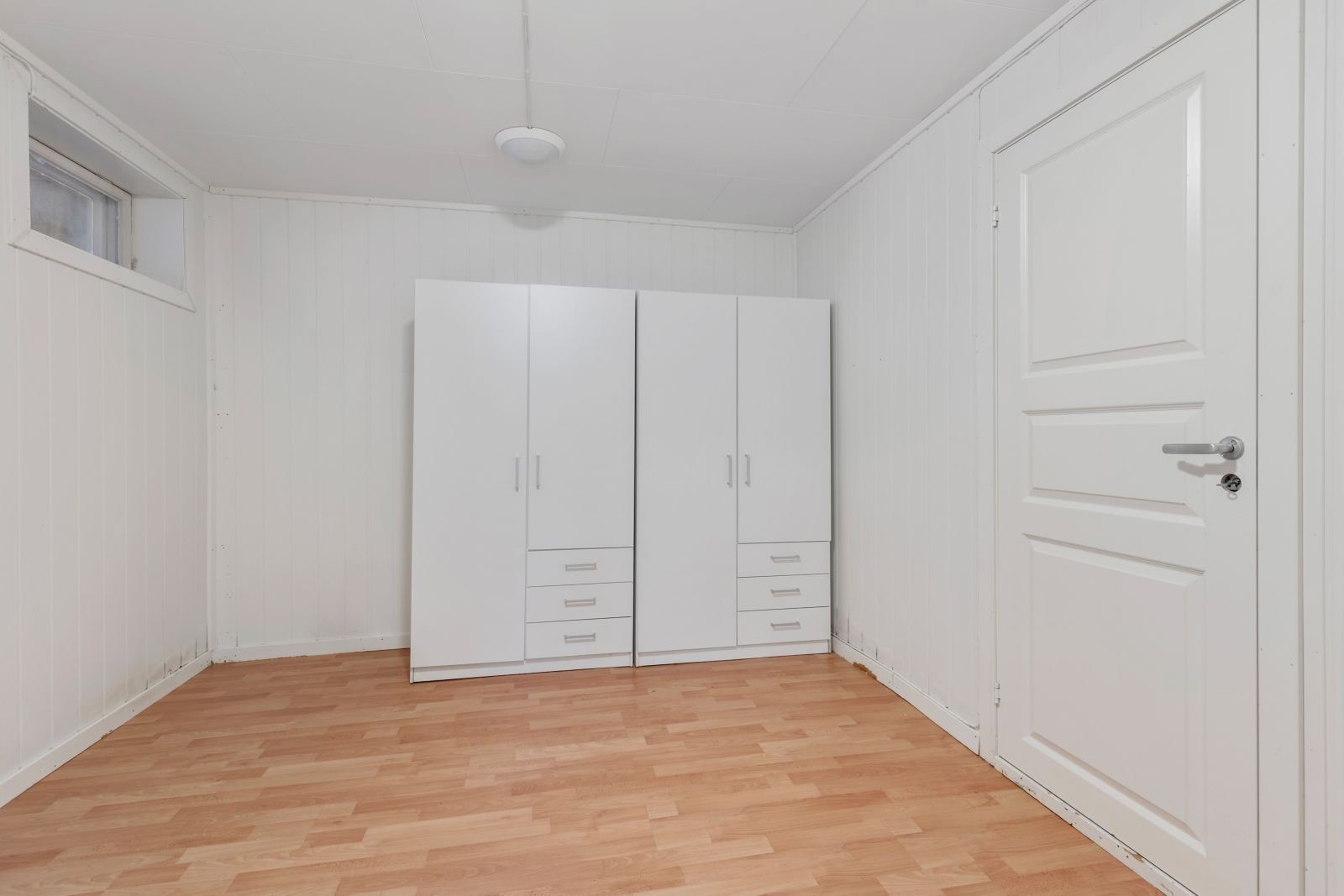 Dette rommet ligger vis-a-vis soverom 3. Døren inn til høyre fører til en større bod med bla. sluk og vannrør. Galleribilde