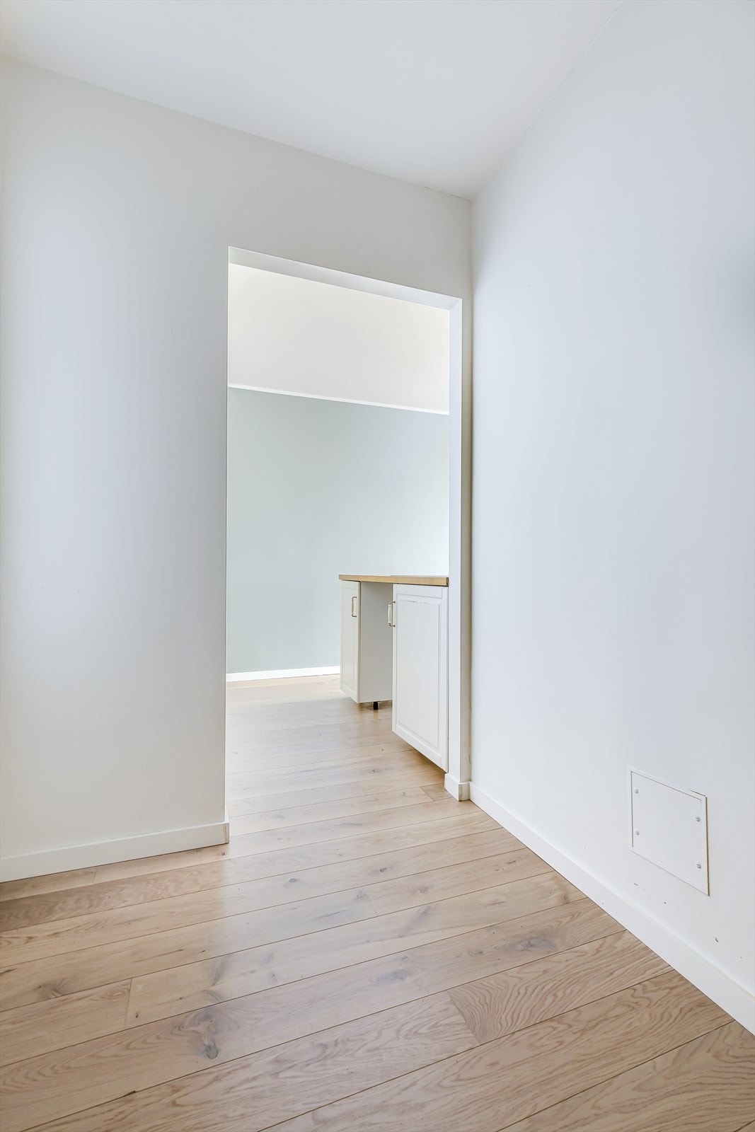 Innbydende entré som gir et godt førsteinntrykk av boligen | Entréen har plass for å sette inn garderobeskap for oppbevaring Galleribilde