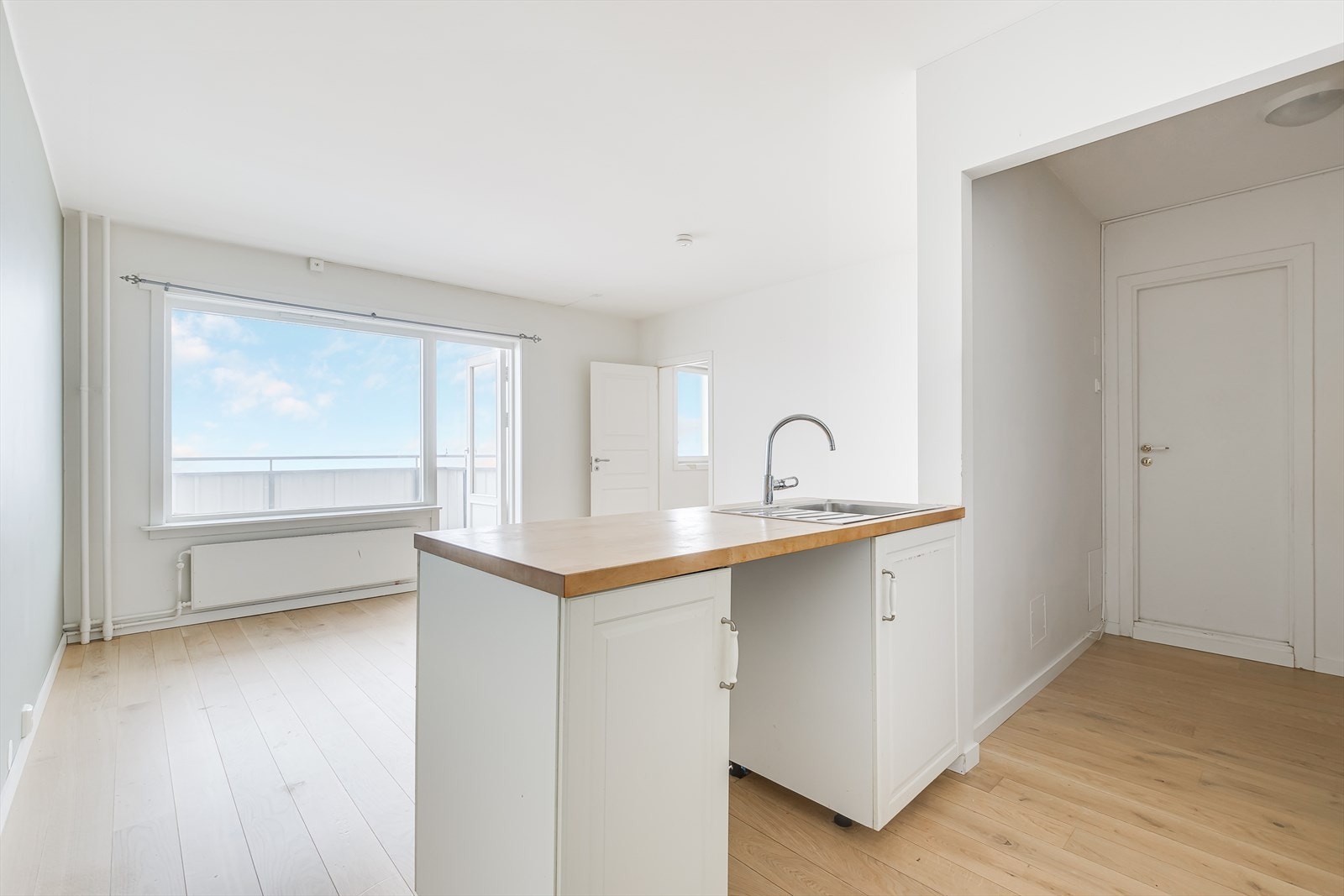 Stuen har en praktisk planløsning som gir gode møbleringsmuligheter for sofagruppe, spisebord og annet møblement Galleribilde