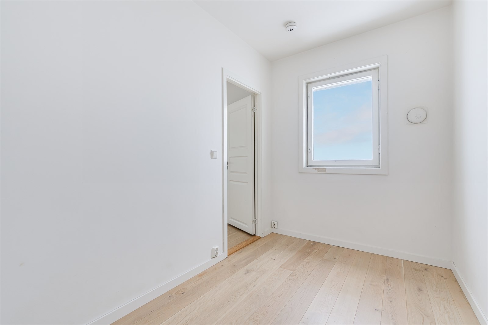 Soverommet har plass for seng og oppbevaringsmøbel Galleribilde