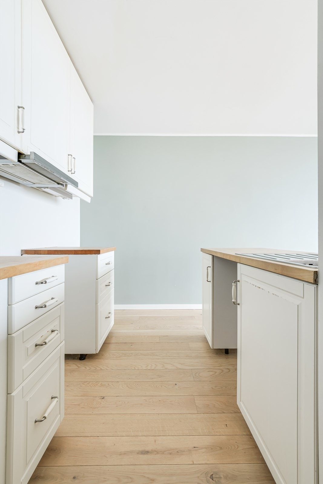 Kjøkkenet har heltre benkeplate. Takstmann kommenterer at det er noen skader på innredningen Galleribilde