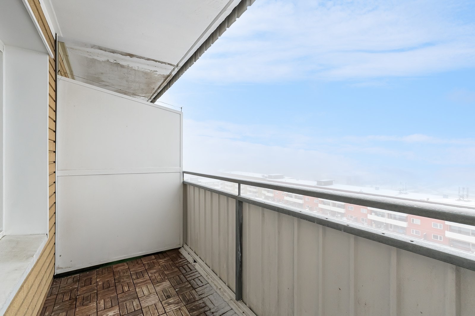 Balkongen har plass for sittegruppe, grill og beplantning Galleribilde